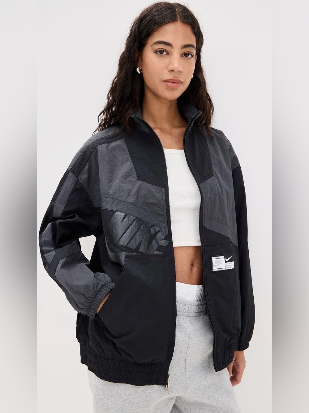 NIKE Women's Windrunner Woven Oversized Jacket
Lined Black & Gray